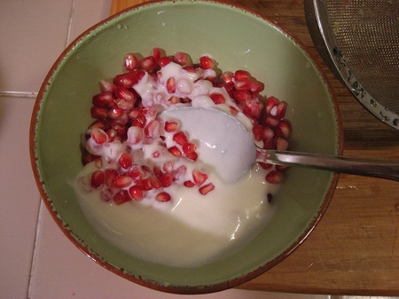 how-to-eat-a-pomegranate_1. Ahmad sent me an email couple of weeks ago 
