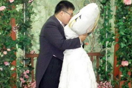 Man-Gets-Married-to-a-Pillow.jpg